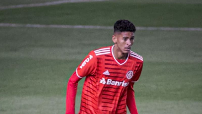 O zagueiro Adilson com a camisa do Inter reforça o Sub-20 do Flamengo