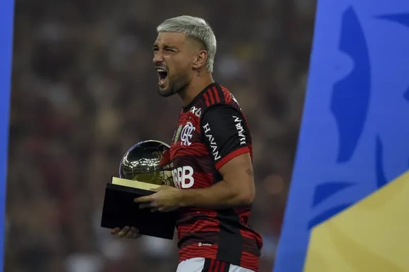 Arrascaeta recebe o prêmio de melhor jogador da Copa do Brasil 2022
