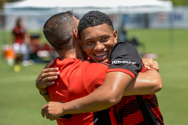 Daniel Sales comemora gol do Flamengo no Ninho do Urubu