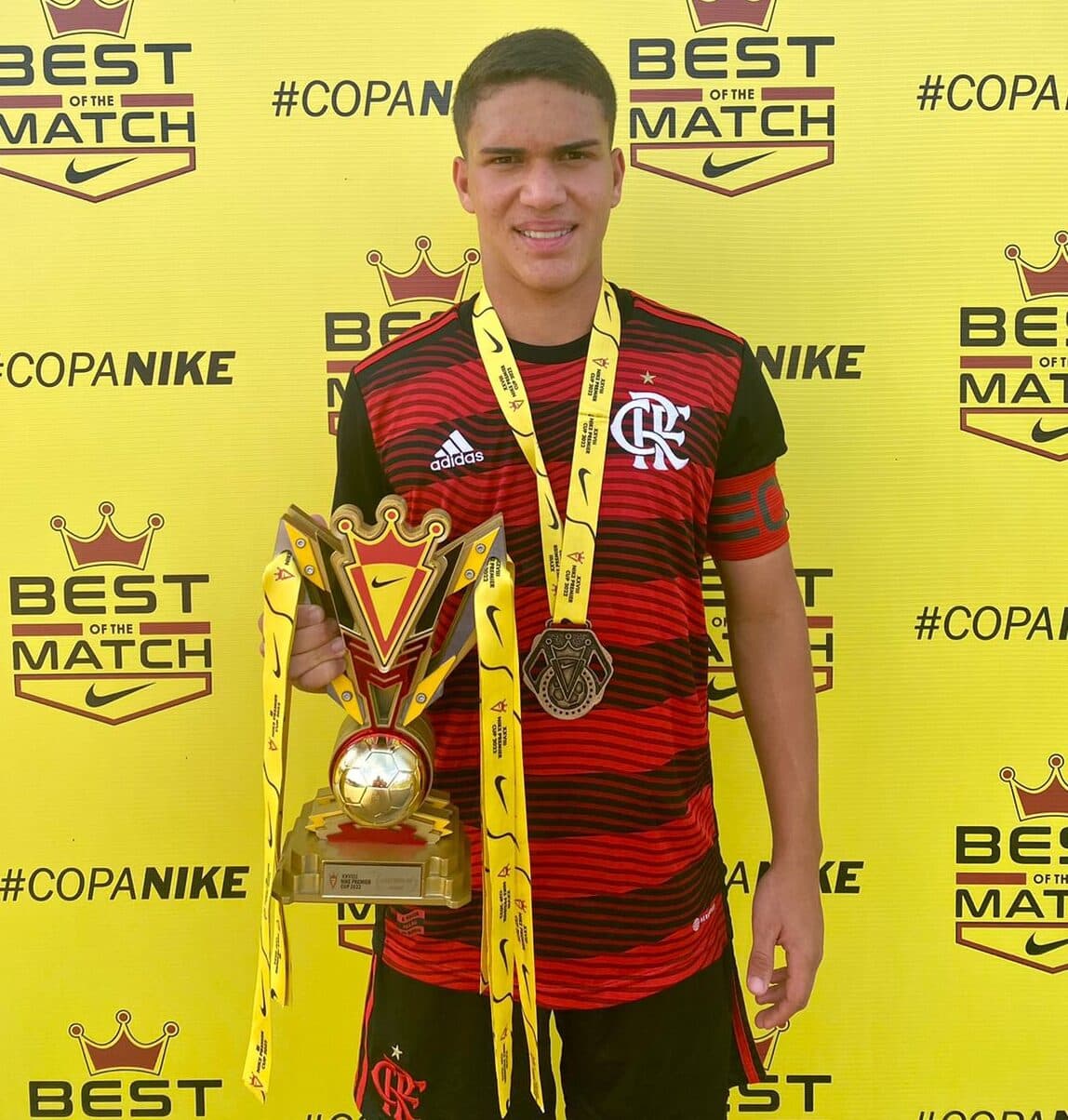 Promessa do Flamengo, David Viana recebe troféu de artilheiro da Copa Nike.