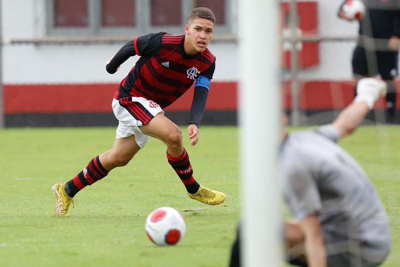 David Viana em campo pelo Flamengo; clube assina primeiro contrato com a joia das categorias de base