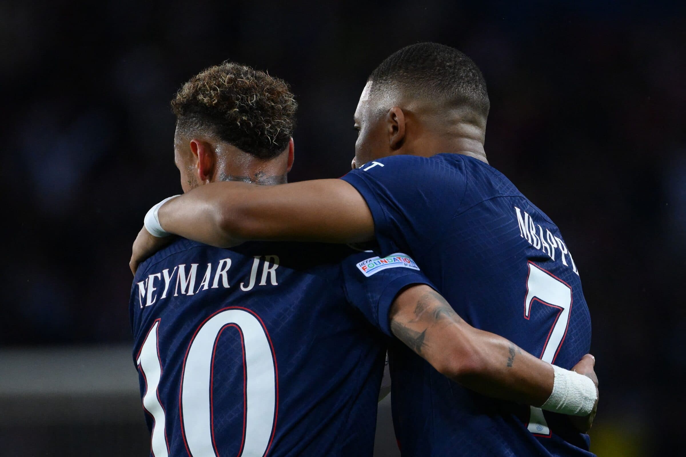 Neymar e Mbappé comemorando gol do PSG