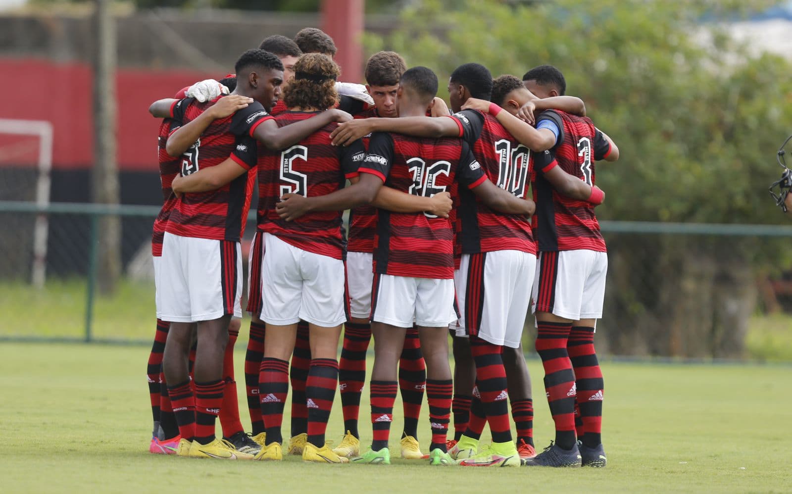 Garotos do Ninho reunidos no meio de campo