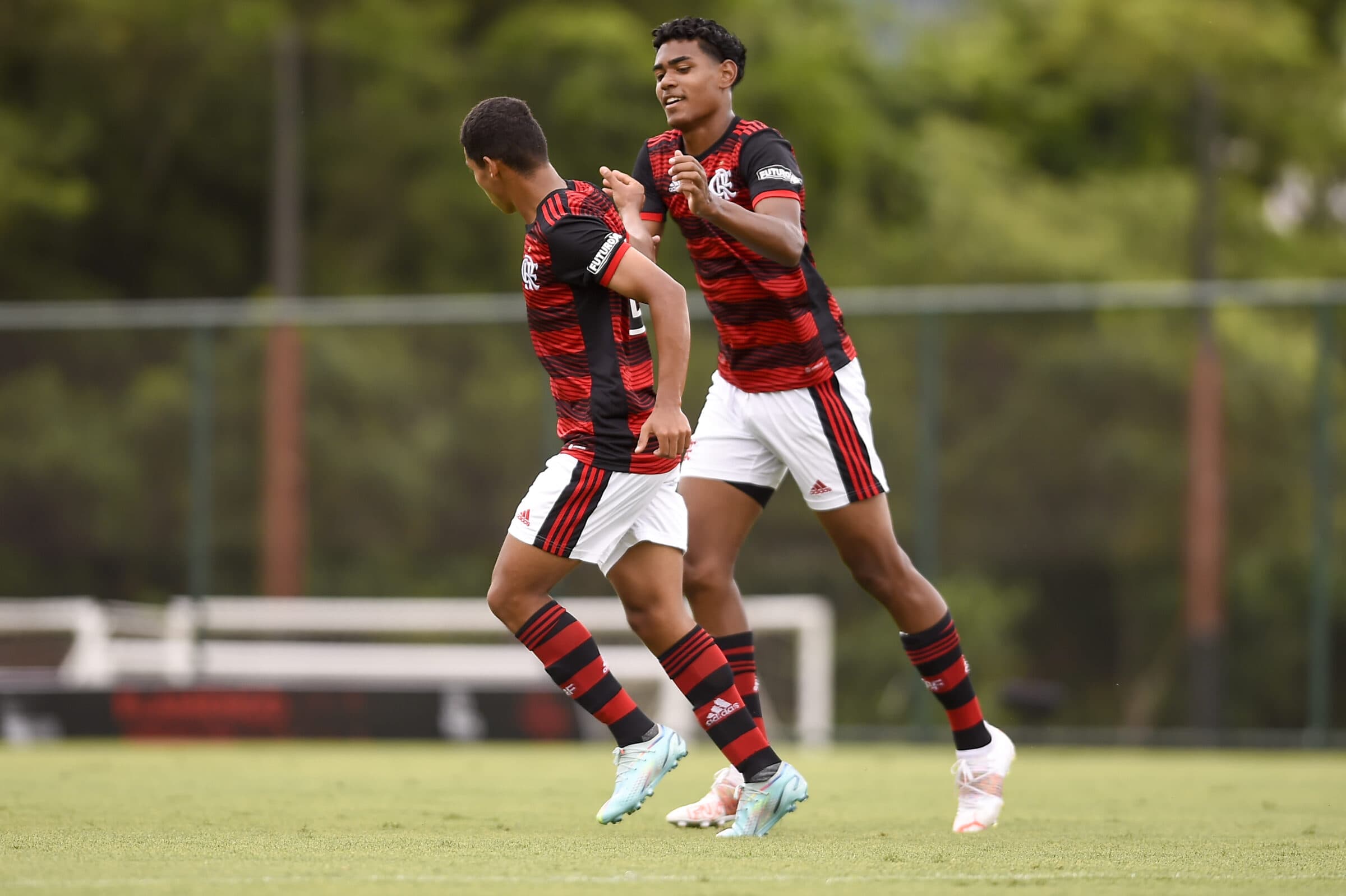 Garotos do Ninho comemoram gol na Adidas Cup.
