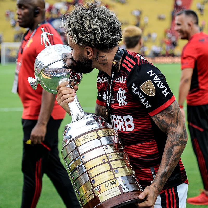 Gabigol beija a Taça Libertadores da América