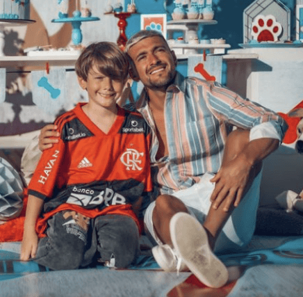 Cunhado de Arrascaeta comemora aniversário com tema do Flamengo
