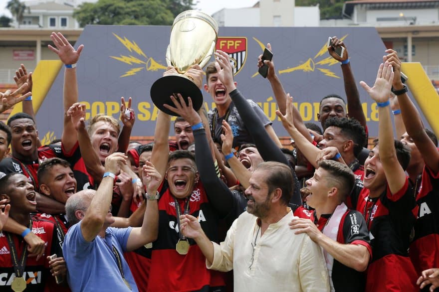 Garotos do Ninho comemoram a conquista do Flamengo na Copinha 2018