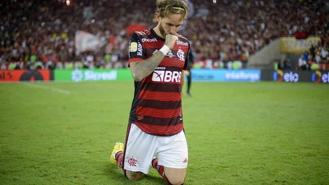 Léo Pereira ajolheado comemora o título da Copa do Brasil pelo Flamengo