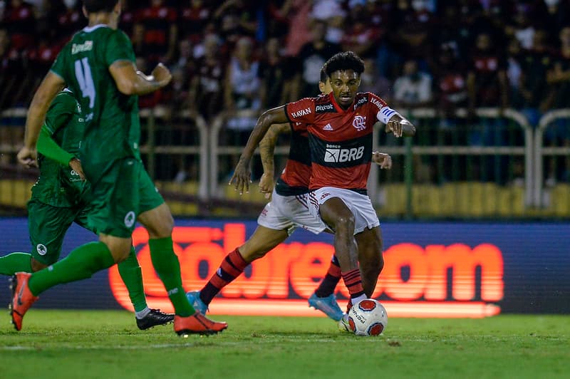 Vitinho foi estrela em Flamengo 3x0 Boavista