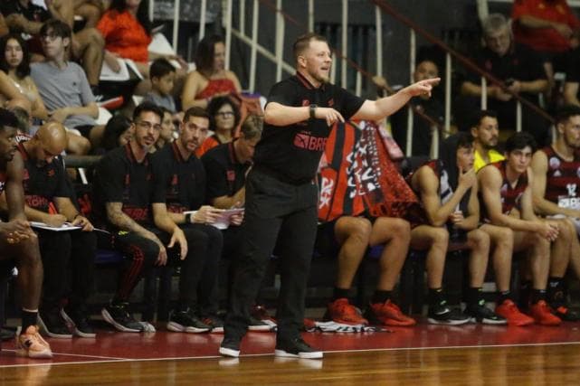 Gustavinho critica defesa do Peñarol e descarta problema com Vildoza