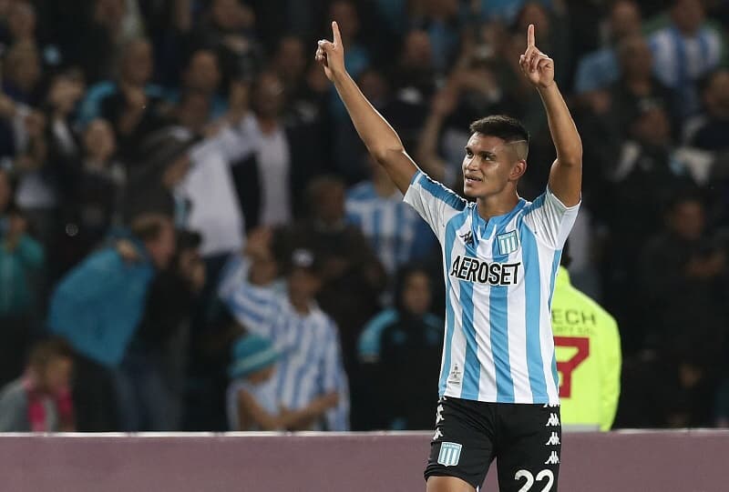 Alcaraz com a camisa do Racing; jogador argentino disputa com Quintero para ser a nova contratação do Flamengo para 2023
