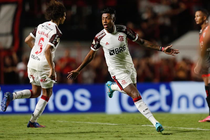 Bruno Henrique pelo flamengo; o jogador está em fim de contrato, assim como David Luiz, Filipe Luís, Vidal, Everton Ribeiro e outros