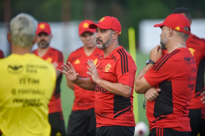 Vitor Pereira em treino do Flamengo; Prefeitura de São Paulo brincou com a demissão do técnico
