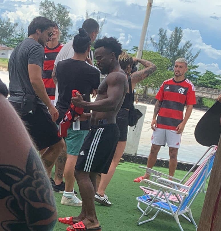 Arrascaeta e David Luiz fazem sessão de fotos com nova camisa do Flamengo