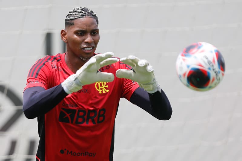 Hugo Souza no treino do Flamengo; jogador será reforço do Corinthians