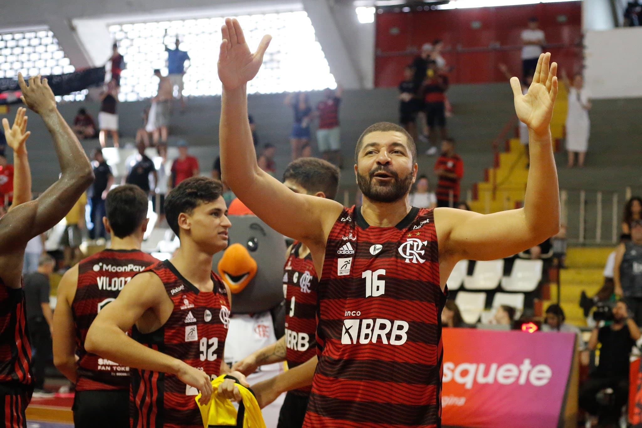 Olivinha comemora vitória do Flamengo na Copa Super 8