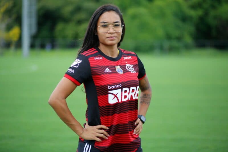 Thais Regina com a camisa do Flamengo; jogadora de futebol feminino do Mengão falou sobre as expectativas para temporada 2023