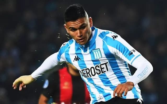 Carlos Alcaraz com a camisa do Racing; jogador foi especulado em Flamengo e Benfica