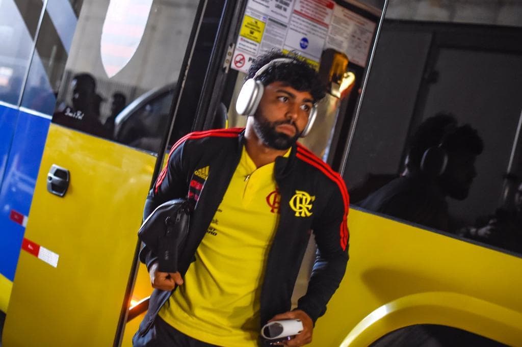 Gabigol chegando para o jogo de hoje em Cariacica. Foto: Marcelo Cortês / CRF