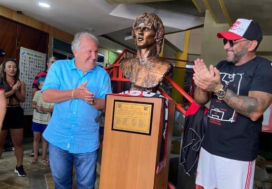 Zico com um dos torcedores do Flamengo que encomendou o busto que ficará no CFZ
