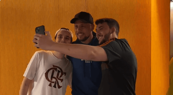 Diego Alves chega a hotel do Flamengo em Brasília e recebe carinho da Nação