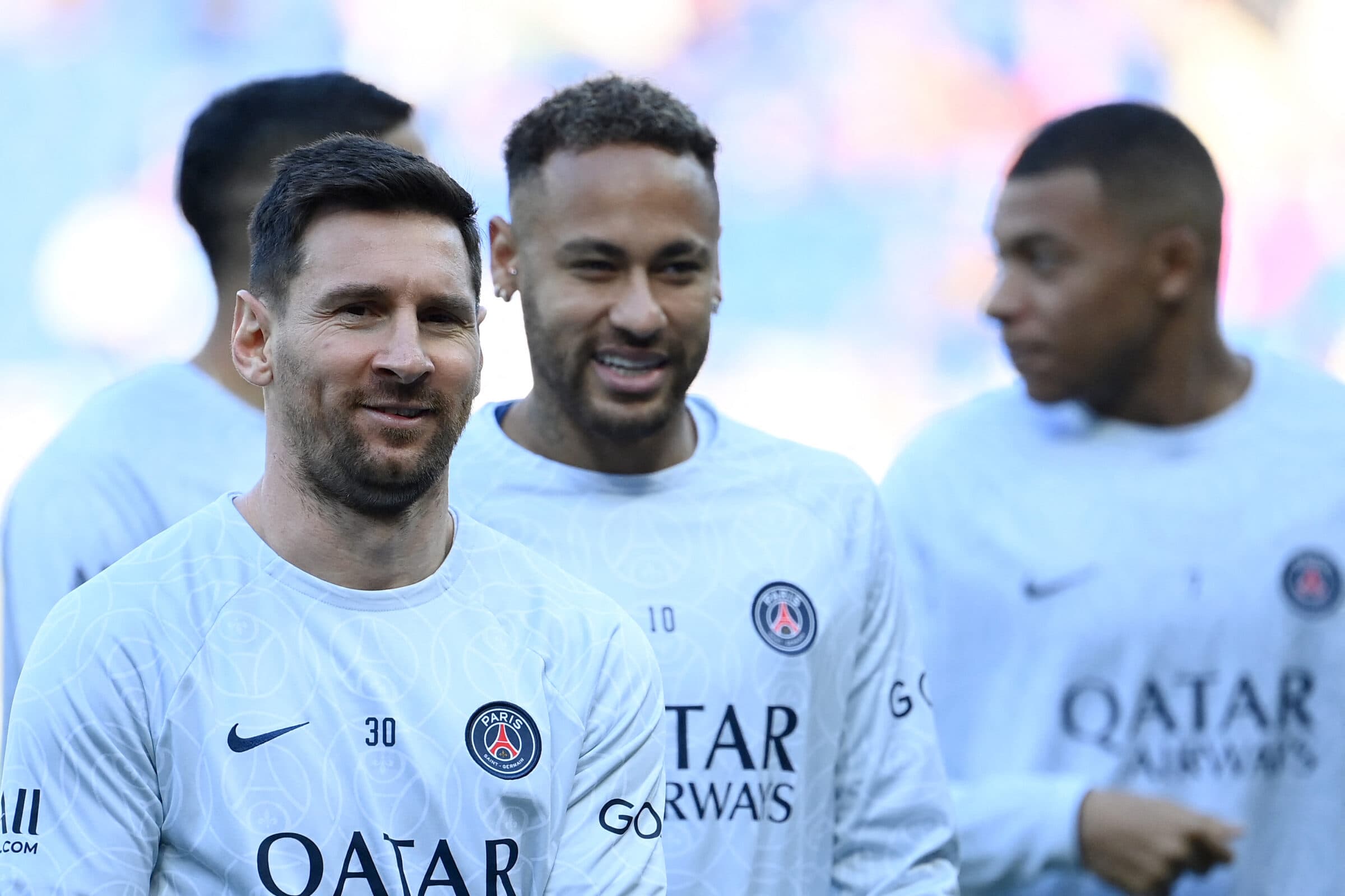 Neymar e Messi entram em campo pelo PSG