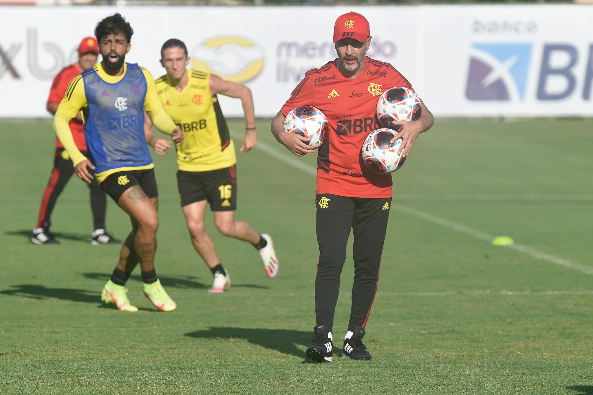 vitor pereira em treino do flamengo