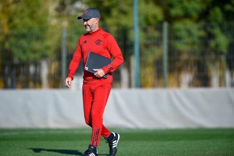 Vitor Pereira em treino do Flamengo; RMP criticou o treinador por escalar Vidal na vaga de Everton Ribeiro