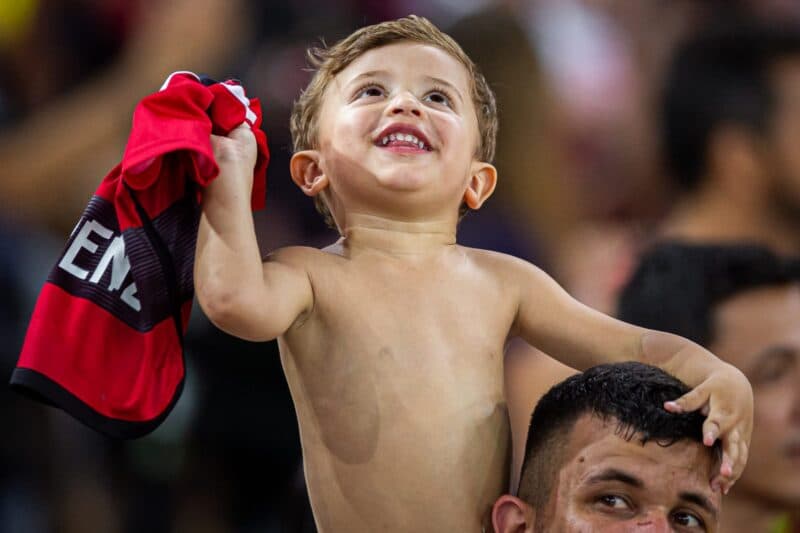 Pequeno torcedor do Flamengo vibra com a vitória diante do Boavista, último jogo antes do embarque para o Mundial de Clubes