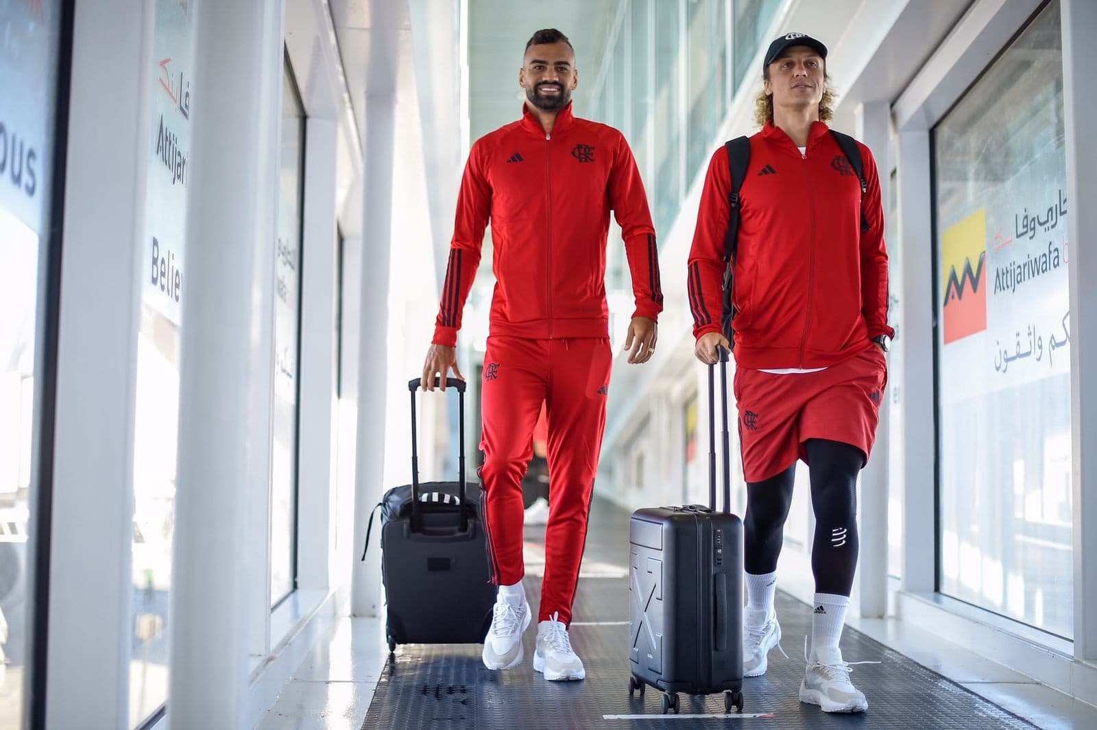 Fabrício Bruno e David Luiz com a camisa do Flamengo