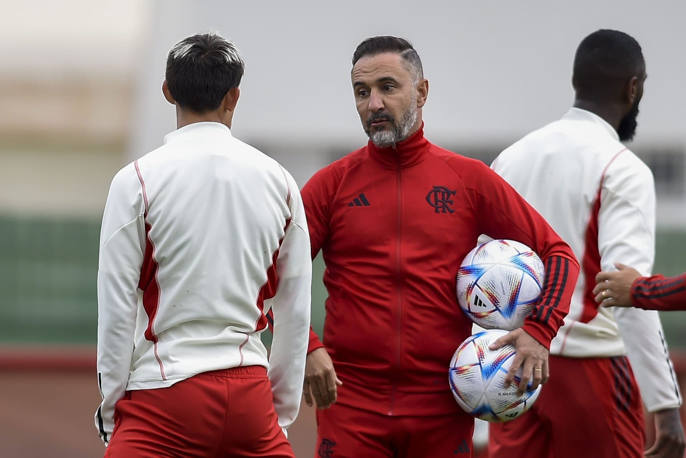 Vitor Pereira comanda treino do Flamengo