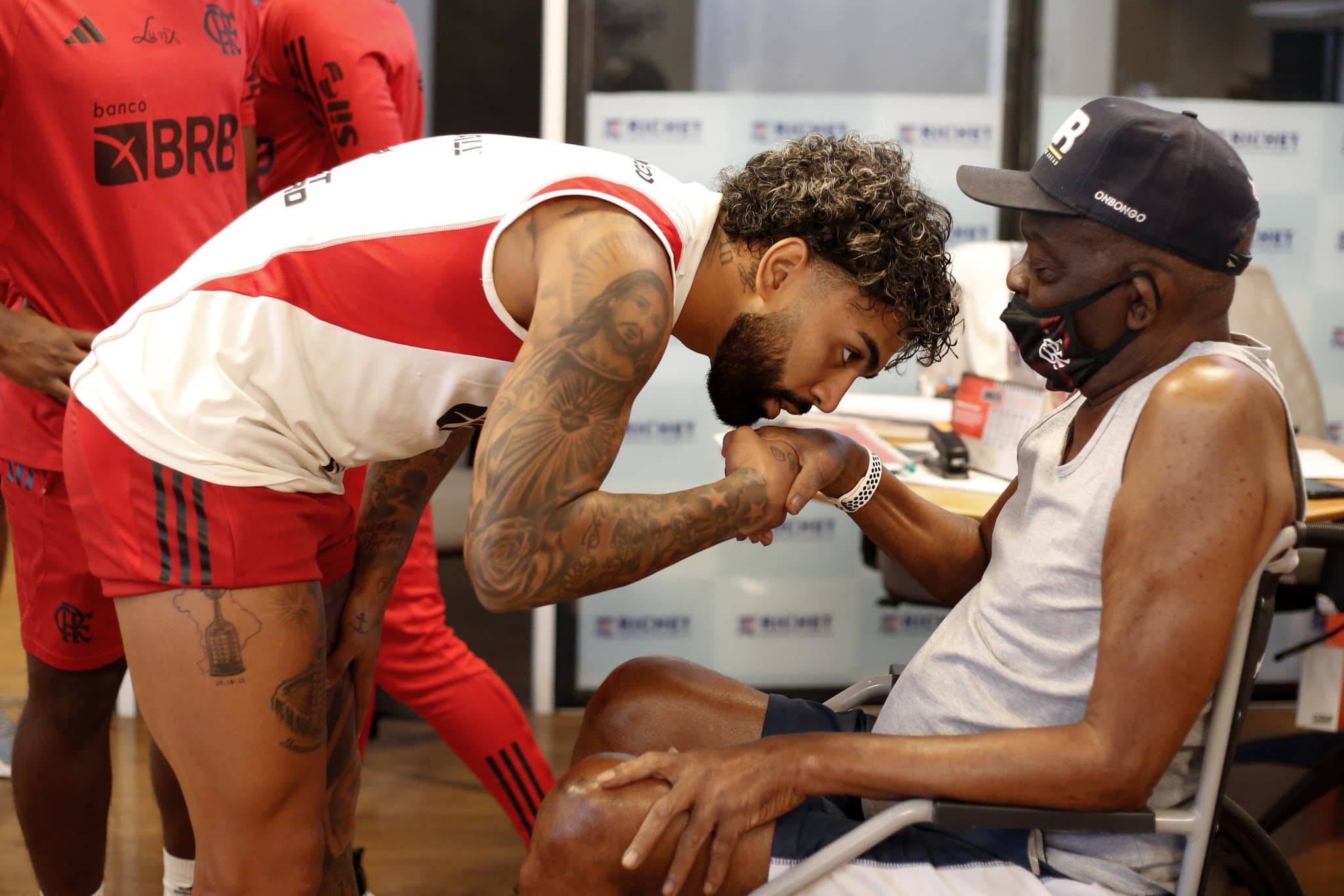 Flamengo dá suporte especial a Seu Denir para tratamento em casa