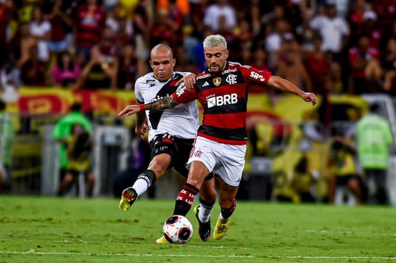 Arrascaeta em campo pelo Flamengo em clássico contra o Vasco no Carioca