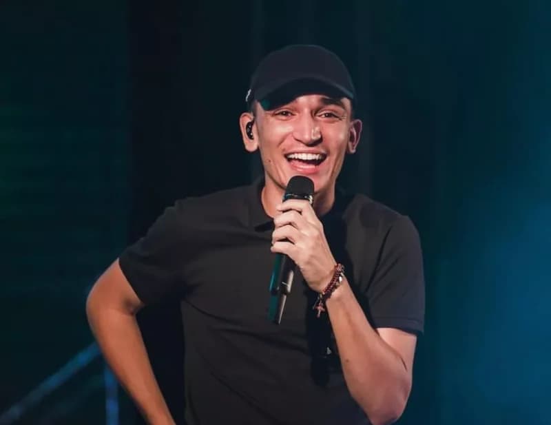 Cantor João Gomes em show; cantor brincou após Flamengo errar transferência para volante João Gomes