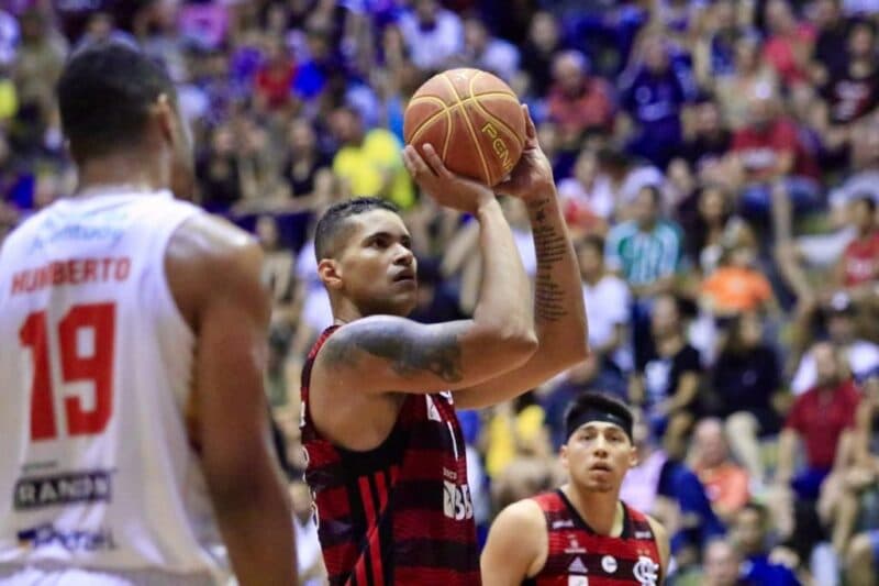Hettsheimeir em quadra pelo Flamengo; pivô foi o destaque da vitória do Flamengo sobre o Minas no NBB