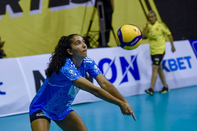 Libero Laís durante partida do Flamengo; atleta comentou sobre o duelo contra o Minas na Copa Brasil de Vôlei Feminino