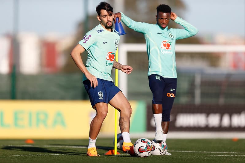 Lucas Paquetá e Vinícius Júnior em treino da Seleção Brasileira; Neto criticou Paquetá em derrota para o Marrocos