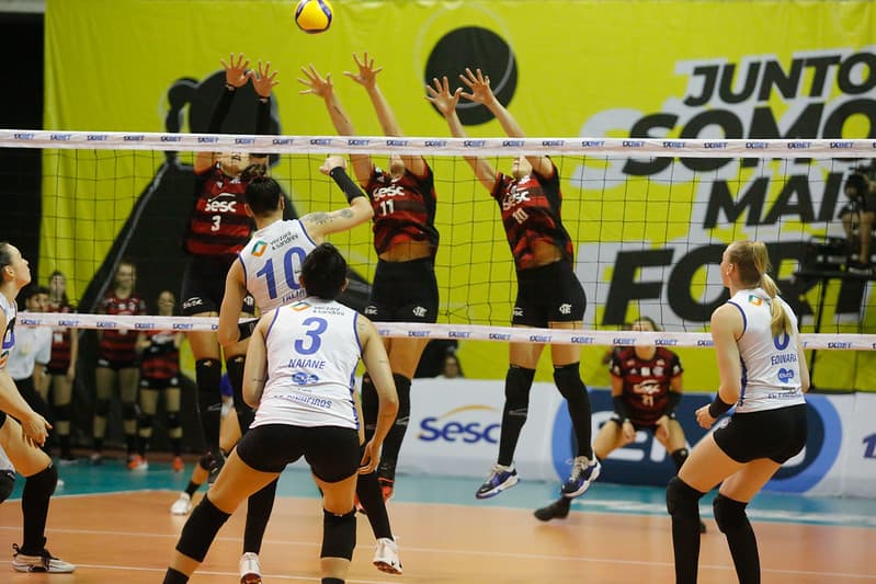 Time do Sesc Flamengo em jogo contra o Pinheiros na Superliga Feminina de Vôlei