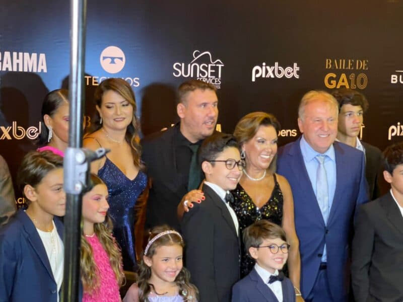 Zico ao lado da mulher, filho e netos na festa em comemoração aos 70 anos do Galinho