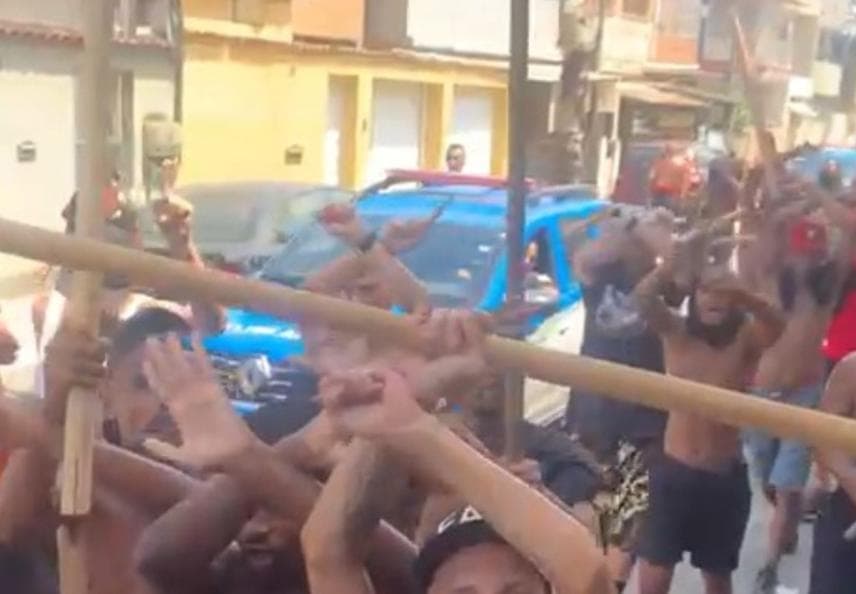 Vídeo mostra policiais escoltando torcedores armados antes de Flamengo x Vasco