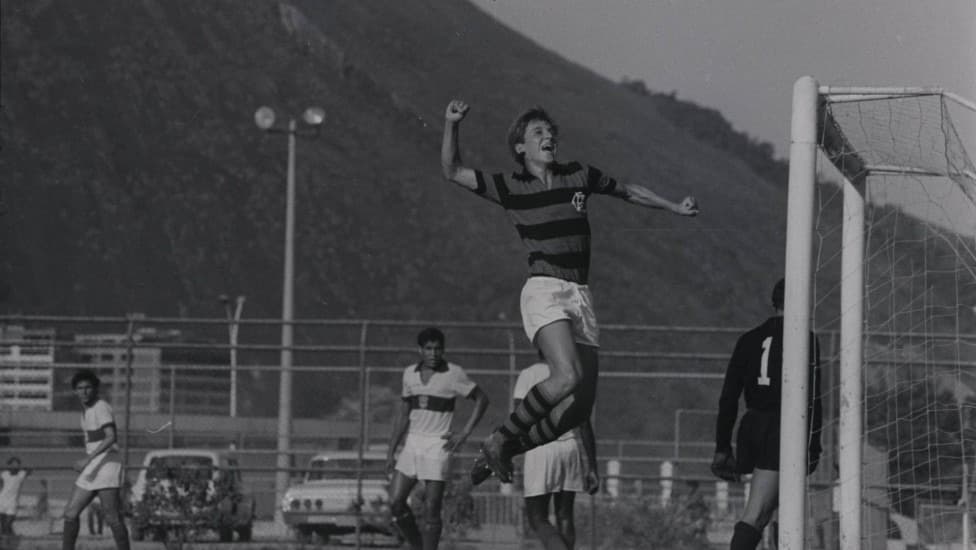 Zico comemorando gol com o Manto Sagrado do Flamengo