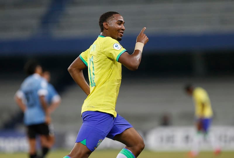 Lorran comemora gol pela Seleção Sub-17 no Sul-Americano