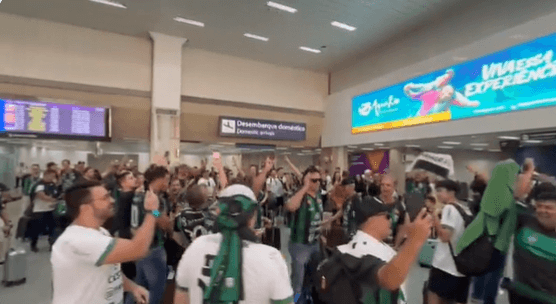 Torcedores do Maringá desembarcam no Rio e fazem a festa no aeroporto
