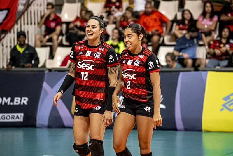 Gabiru e Marcelle em jogo do Sesc Flamengo; ponteira projetou duelo decisivo com o Praia na semifinal da Superliga