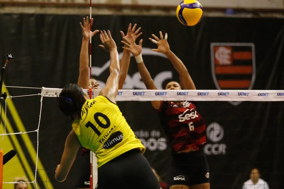 Juciely salta para bloquear atacante do Praia Clube em jogo da Superliga; Sesc Flamengo explica polêmica na venda de ingressos