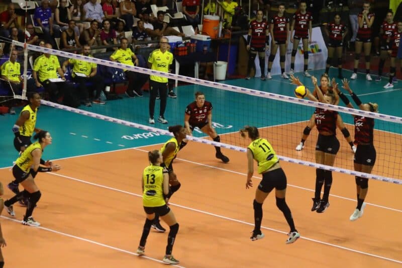 Flamengo e Praia Clube duelam nas semifinais da Superliga Feminina de Vôlei