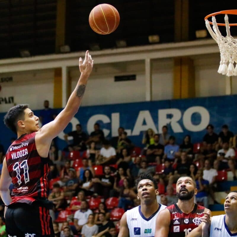 Vildoza com a camisa do Flamengo pelo NBB