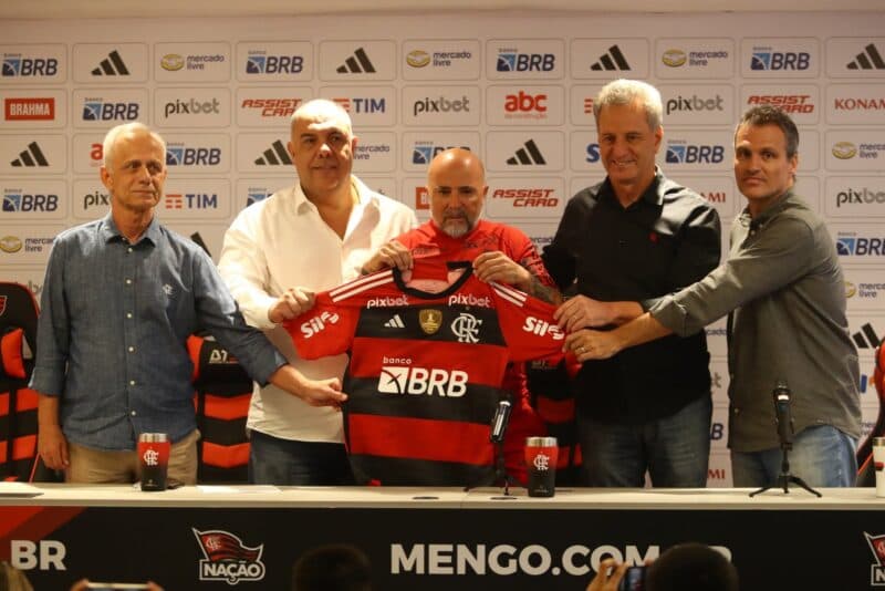 Sampaoli em apresentação oficial no Flamengo; apresentação do novo técnico, vitória em jogo do Brasileirão e as últimas notícias