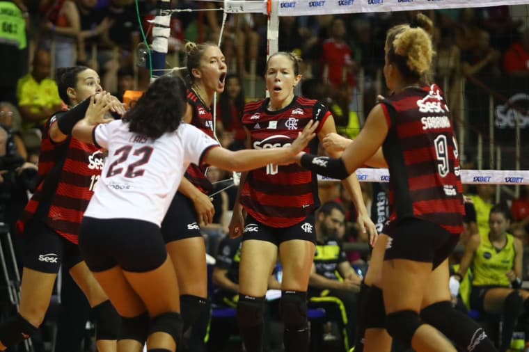 Sabrina reclama de 2 erros da arbitragem no tie-break entre Flamengo e Praia