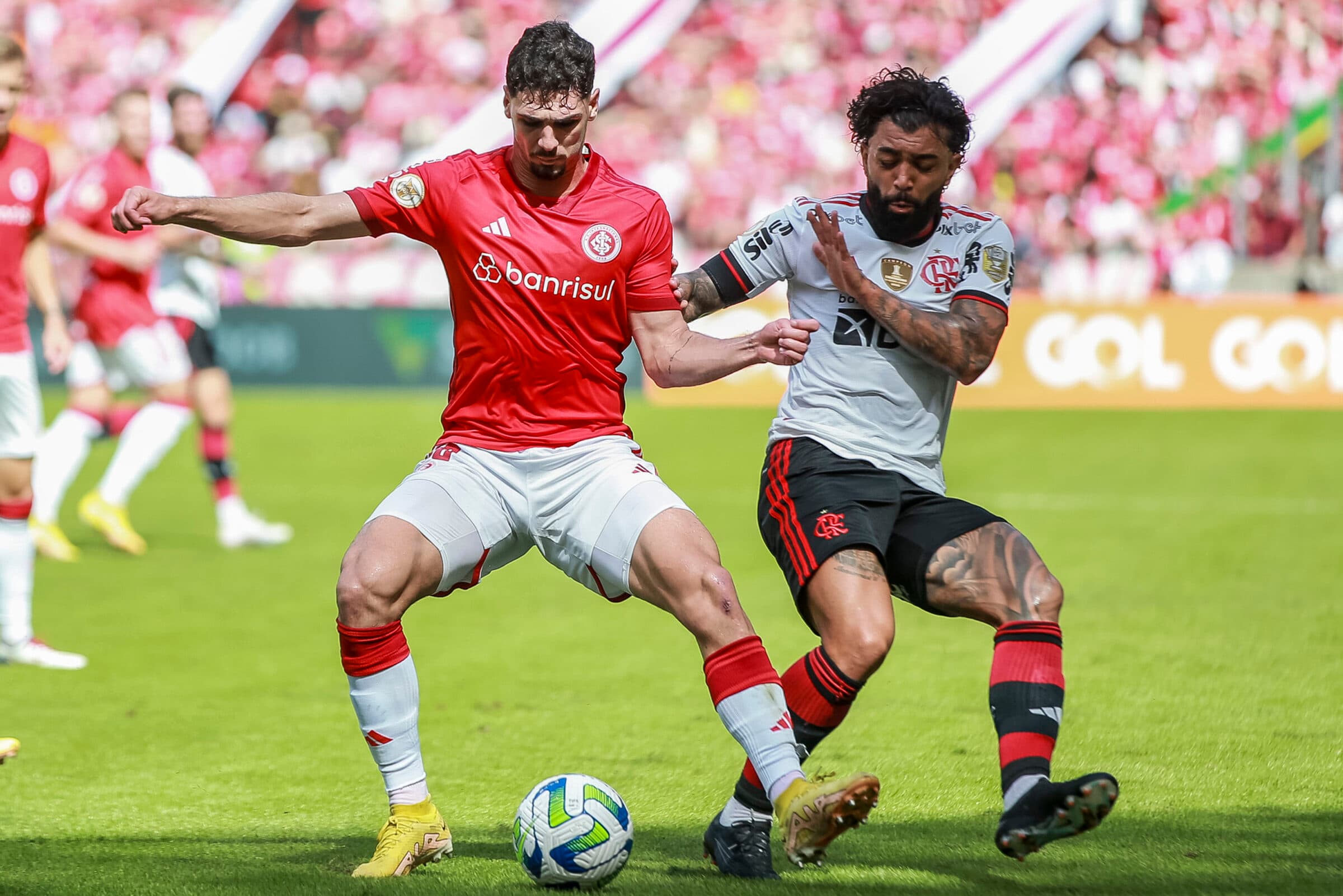 PORTO ALEGRE, BRASIL - 23 DE ABRIL: Johnny do Internacional luta pela bola com Gabriel Barbosa do Flamengo durante uma partida do Brasileirão entre Internacional e Flamengo no Estádio Beira-Rio em 23 de abril de 2023 em Porto Alegre, Brasil.